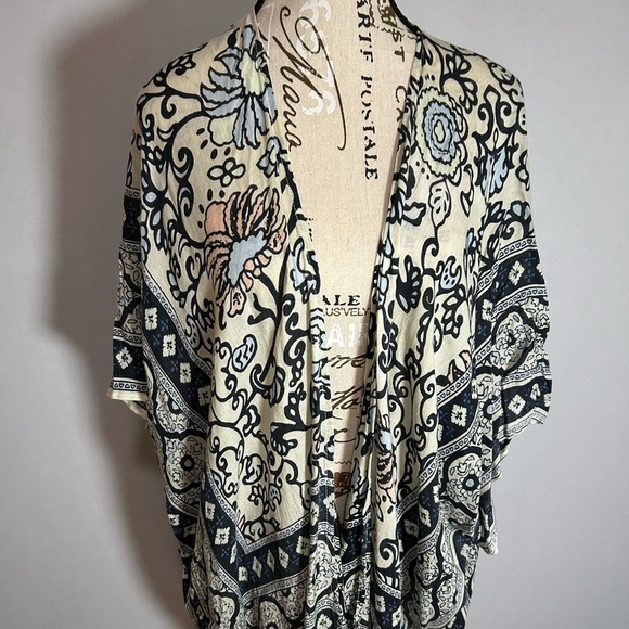 LC Lauren Conrad Black and Cream Blouse/ Cover-up - Picture 6 of 10